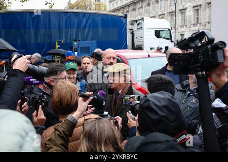 LONDON, Großbritannien - 19. November 2024: Abgeordneter Nigel Farage nimmt an der Kundgebung Teil und wird von den Medien interviewt, als sich Bauern und Unterstützer in Londons Whitehall versammeln, um gegen neue Erbschaftssteuervorschriften zu protestieren, die Labour in ihrem jüngsten Haushalt eingeführt hat. (Quelle: Craig Mercer/ Alamy Live News) Stockfoto