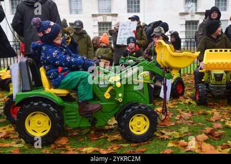 London, England, Großbritannien. November 2024. Bauernkinder fahren Spielzeugtraktoren, während Tausende von Bauern in Westminster gegen die Erbschaftssteuer protestieren. (Kreditbild: © Vuk Valcic/ZUMA Press Wire) NUR REDAKTIONELLE VERWENDUNG! Nicht für kommerzielle ZWECKE! Stockfoto