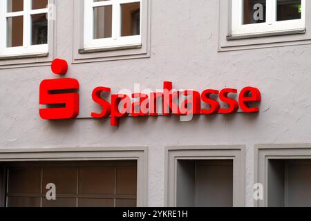 Augsburg, Bayern, Deutschland - 18. November 2024: Sparkasse-Logo an der Außenfassade einer Filiale in Augsburg *** Sparkasse-Logo an der Außenfassade einer Filiale in Augsburg Stockfoto