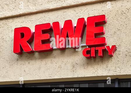 Augsburg, Bayern, Deutschland - 18. November 2024: REWE City-Logo an der Fassade eines Lebensmittelmarktes in der Innenstadt von Augsburg *** REWE City-Logo an der Fassade von einem Lebensmittel Supermarkt in der Innenstadt von Augsburg Stockfoto