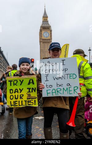 Farmers Rally, Westminster, London, Großbritannien. November 2024. Kinder von Bauernfamilien außerhalb des parlaments nach einem von der National Farmers’ Union (NFU) organisierten Protest gegen Rachel Reeves’ Entscheidung, auf alle Farmen Erbschaftssteuer (IHT) im Wert von über einer Million Pfund zu erheben. Tausende von Landwirten aus ganz Großbritannien waren anwesend. Quelle: Amanda Rose/Alamy Live News Stockfoto