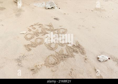 Motivation Zitate es ist okay, nicht in Ordnung zu sein, geschrieben in den Sand des Strandes Stockfoto