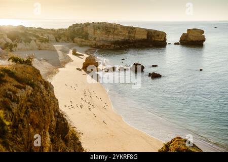 Wunderschöne Meereslandschaft am Strand von Sao Rafael in Albufeira, Algarve - Portugal Stockfoto