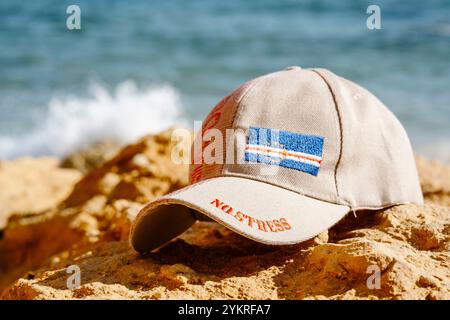 No Stress Baseball Cap mit Ozean im Hintergrund, Sal, Kap Verde, Afrika Stockfoto