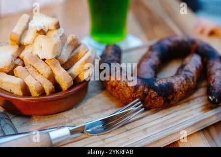 Typisch portugiesische Vorspeise mit Toast und grünem Getränk im Hintergrund in Albufeira, Algarve - Portugal Stockfoto