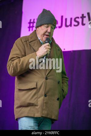 London, uk 19. November 2024 Fernsehmoderator und Farmer JEREMY CLARKSON schließt sich dem Protest an. Bauern und ihre Unterstützer versammeln sich im Londoner Whitehall gegenüber der Downing Street, um gegen die neue Labour-Kanzlerin RACHEL REEVES in ihrem letzten Budget Credit: Richard Lincoln/Alamy Live News zu protestieren Stockfoto