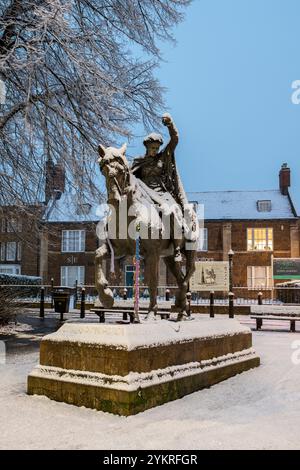 Schöne Dame Bronzestatue / Skulptur auf einem walisischen Spindelpferd neben Banbury Cross im Schnee bei Sonnenaufgang. Banbury, Oxfordshire, England Stockfoto