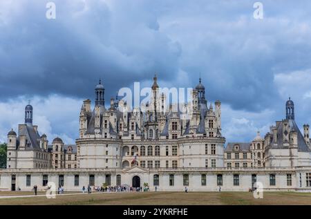 Chambord, Frankreich - 18. August 2024: Blick auf die königliche Burg von Chambord, Frankreich. Diese Burg befindet sich im Loire-Tal, erbaut im 16. Jahrhundert Stockfoto