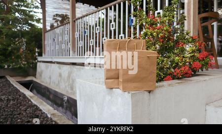 Paket mit Papiertüten, die vor dem Haus liegen Stockfoto