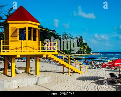 Gelber Rettungsschwimmerposten am Strand von Barbados Stockfoto