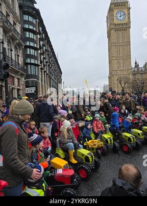 London, Großbritannien. November 2024. Bauern protestieren gegen die Änderung der Erbschaftssteuer von Labour in Westminster. Kinder auf Spielzeugtraktoren nahmen an dem Protest Teil. Quelle: Uwe Deffner/Alamy Live News Stockfoto