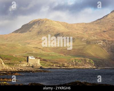 Mingarry Castle unterhalb von Ben Hiant, Ardnamurchan, Schottland, Großbritannien. Stockfoto