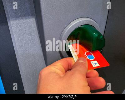 Augsburg, Bayern, Deutschland - 18. November 2024: Kunde legt Sparkasse EC-Karte in einen Geldautomaten ein, um Bargeld abzuheben *** Kunde schiebt Sparkasse EC-Karte in einen Geldautomat, um Bargeld abheben Stockfoto