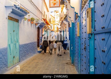 Eine Familie zu Fuß in Chefchaouen, Marokko Stockfoto