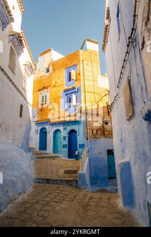 Straßenansicht der Wohnhäuser in Chefchaouen, Marokko, Nordafrika Stockfoto