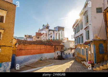 Straßenansicht der Wohnhäuser in Chefchaouen Stockfoto