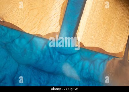 Blaues Epoxidharz und hartes Holz, Nahaufnahmen mit weichem Fokus, abstrakte Textur Stockfoto