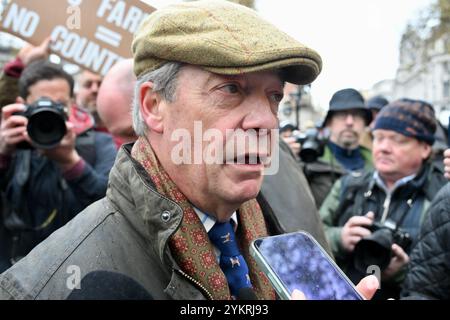 London, Großbritannien. Der Politiker und Fernsehsender Nigel Farage nahm an der Farmers Ineritance Tax Rally in Whitehall Teil. Tausende von Landwirten und ihre Familien trotzten Regen und rauem Wetter, um gegen die Erbschaftssteuer zu demonstrieren, die von der Arbeitskanzlerin Rachel Reeves auf alle Betriebe im Wert von über einer Million Pfund erhoben wird. Quelle: michael melia/Alamy Live News Stockfoto