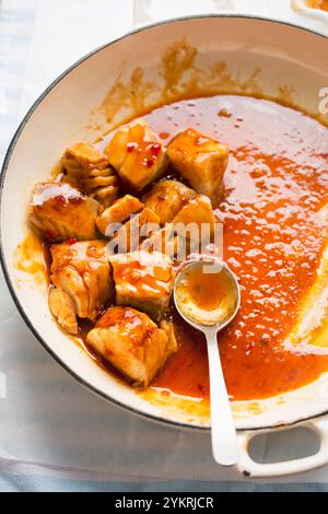 Kabeljau im koreanischen Stil in Sauce, gebraten in der Pfanne Stockfoto