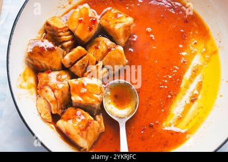 Kabeljau im koreanischen Stil in Sauce, gebraten in der Pfanne Stockfoto