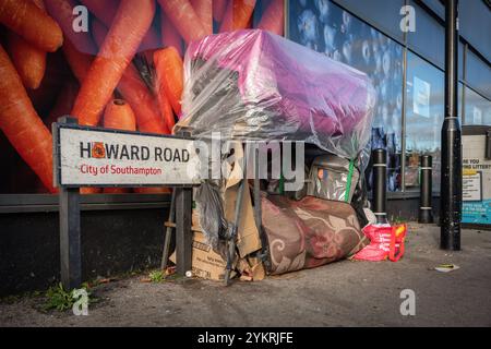 Provisorische Obdachlosenunterkunft auf einem Bürgersteig vor einem Supermarkt, inmitten der Zunahme der Obdachlosigkeit in Großbritannien, Southampton, England, Großbritannien Stockfoto