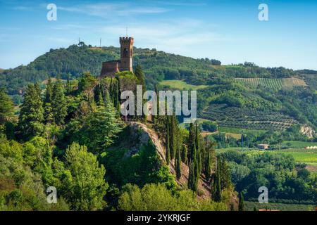 Brisighella historischer Uhrenturm auf der Klippe. Diese Architektur aus dem Jahr 1800er ist bekannt als der Torre dell'Orologio. Provinz Ravenna, Region Emilia Romagna, Stockfoto