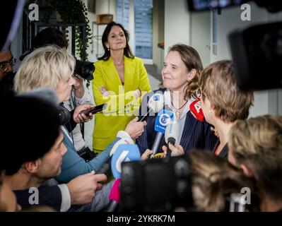 DIE HAAG - Nicolien van Vroonhoven (NSC), Femke Zeedijk-Raeven und Rosanne Hertzberger sprechen vor der Presse, in der Zeedijk und Hertzberger ankündigen, dass sie nach einer Sitzung der Gruppe im Unterhaus des neuen Sozialvertrags (NSC) zurücktreten werden. ANP REMKO DE WAAL niederlande raus - belgien raus Stockfoto