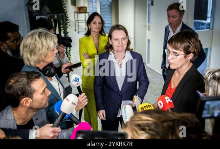 DIE HAAG - Nicolien van Vroonhoven (NSC), Femke Zeedijk-Raeven und Rosanne Hertzberger sprechen vor der Presse, in der Zeedijk und Hertzberger ankündigen, dass sie nach einer Sitzung der Gruppe im Unterhaus des neuen Sozialvertrags (NSC) zurücktreten werden. ANP REMKO DE WAAL niederlande raus - belgien raus Stockfoto