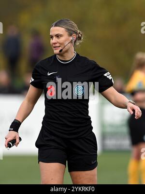 Durham, Großbritannien. November 2024. Schiedsrichterin Lucy May während des Spiels der Frauen gegen London City Lionesses im Maiden Castle Sports Park, Durham, Vereinigtes Königreich am 17. November 2024 Credit: Every Second Media/Alamy Live News Stockfoto