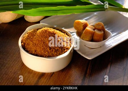 Jaggery Powder, Brown Sugar, Zuckerrohrwürfel in der Schüssel, Jaggery Powder ist eine Alternative zu Zucker und seinem chemikalienfreien Pulver. Stockfoto