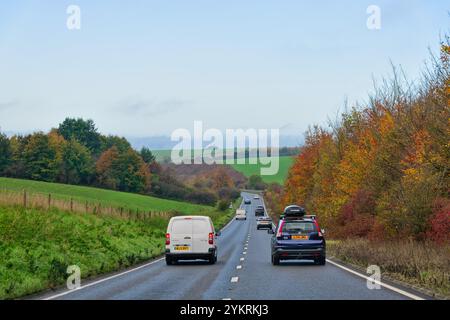 Die Hauptstraße A303 ins West Country führt an einem Herbsttag durch die Landschaft von Wiltshire England Großbritannien Stockfoto