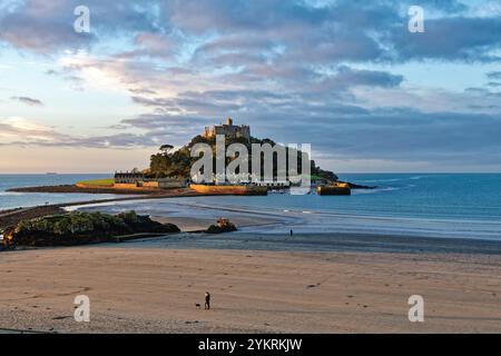 St. Michaels Mount im frühen Morgenlicht mit Strand im Vordergrund, Marazion Cornwall UK Stockfoto