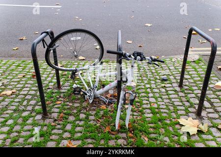 Das beschädigte Motorrad ist immer noch mit dem Metallrahmen verschlossen Stockfoto