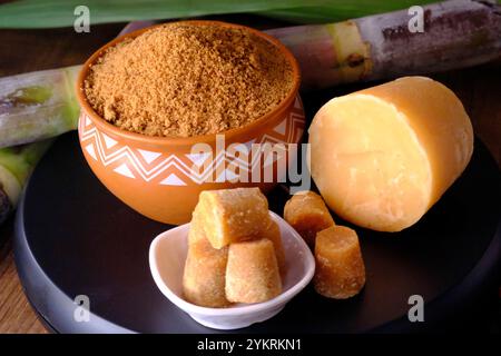 Jaggery Powder, Brown Sugar, Zuckerrohrwürfel in der Schüssel, Jaggery Powder ist eine Alternative zu Zucker und seinem chemikalienfreien Pulver. Stockfoto