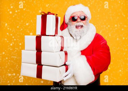 Portrait von Lustige funky graue Haare santa claus in Red Hat Pakete halten bringt er für gute Kinder Menschen feiern Neujahr holly Weihnachten Zeit isoliert Stockfoto