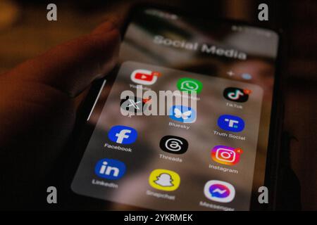 Diese Foto-Illustration auf einem Smartphone-Bildschirm zeigt das Logo der Social Media App Bluesky neben L das Logo der US-amerikanischen Social Media-Website X, früher bekannt als Twitter und R das Logo von Donald Trumps Truth Social App, am 19. November 2024 in Kopenhagen, Dänemark. In der oberen Reihe links nach rechts ist das Logo der Online-Video-Sharing- und Social-Media-Plattform YouTube neben dem Logo von Whatsapp und TikTok zu sehen. In der unteren Reihe von links nach rechts befindet sich das Logo für Facebook, Threads, Instagram, LinkedIn, Snapchat und Messenger. Millionen von Benutzern haben Elon Musk verlassen Stockfoto