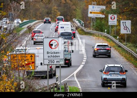 Markkleeberg, Deutschland. November 2024. Mehrere Schilder weisen auf Brückenschäden vor der Brücke über den Agra Park hin. Die Brücke an der Bundesstraße 2 ist eine von 19 Brücken in Sachsen, die ein ähnliches Schicksal wie die Dresdner Carola-Brücke haben könnten. Wie die Carola-Brücke, die in der Nacht des 11. September teilweise einstürzte, sind alle diese Brücken sogenannte Spannbetonbrücken aus den 1960er bis 1980er Jahren Sie enthalten „Vorspannstahl mit Risiko von Spannungsrissen“. Sie werden derzeit einer intensiven Untersuchung unterzogen. Quelle: Jan Woitas/dpa/Alamy Live News Stockfoto