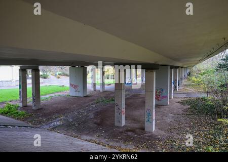 Markkleeberg, Deutschland. November 2024. Mehrere zusätzliche Stützen wurden unter der Brücke durch den Agra Park installiert. Die Brücke der Bundesstraße 2 ist eine von 19 Brücken in Sachsen, die ein ähnliches Schicksal wie die Dresdner Carola-Brücke haben könnten. Wie die Carola-Brücke, die in der Nacht des 11. September teilweise einstürzte, sind alle diese Brücken sogenannte Spannbetonbrücken aus den 1960er bis 1980er Jahren Sie enthalten „Vorspannstahl mit Risiko von Spannungsrissen“. Sie werden derzeit einer intensiven Untersuchung unterzogen. Quelle: Jan Woitas/dpa/Alamy Live News Stockfoto