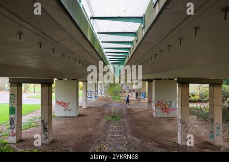 Markkleeberg, Deutschland. November 2024. Mehrere zusätzliche Stützen wurden unter der Brücke durch den Agra Park installiert. Die Brücke der Bundesstraße 2 ist eine von 19 Brücken in Sachsen, die ein ähnliches Schicksal wie die Dresdner Carola-Brücke haben könnten. Wie die Carola-Brücke, die in der Nacht des 11. September teilweise einstürzte, sind alle diese Brücken sogenannte Spannbetonbrücken aus den 1960er bis 1980er Jahren Sie enthalten „Vorspannstahl mit Risiko von Spannungsrissen“. Sie werden derzeit einer intensiven Untersuchung unterzogen. Quelle: Jan Woitas/dpa/Alamy Live News Stockfoto