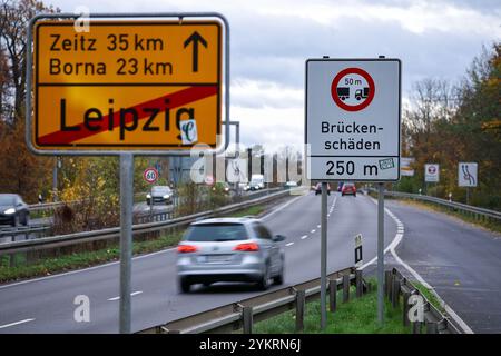 Markkleeberg, Deutschland. November 2024. Mehrere Schilder weisen auf Brückenschäden vor der Brücke über den Agra Park hin. Die Brücke an der Bundesstraße 2 ist eine von 19 Brücken in Sachsen, die ein ähnliches Schicksal wie die Dresdner Carola-Brücke haben könnten. Wie die Carola-Brücke, die in der Nacht des 11. September teilweise einstürzte, sind alle diese Brücken sogenannte Spannbetonbrücken aus den 1960er bis 1980er Jahren Sie enthalten „Vorspannstahl mit Risiko von Spannungsrissen“. Sie werden derzeit einer intensiven Untersuchung unterzogen. Quelle: Jan Woitas/dpa/Alamy Live News Stockfoto