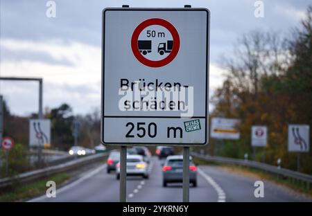 Markkleeberg, Deutschland. November 2024. Mehrere Schilder weisen auf Brückenschäden vor der Brücke über den Agra Park hin. Die Brücke an der Bundesstraße 2 ist eine von 19 Brücken in Sachsen, die ein ähnliches Schicksal wie die Dresdner Carola-Brücke haben könnten. Wie die Carola-Brücke, die in der Nacht des 11. September teilweise einstürzte, sind alle diese Brücken sogenannte Spannbetonbrücken aus den 1960er bis 1980er Jahren Sie enthalten „Vorspannstahl mit Risiko von Spannungsrissen“. Sie werden derzeit einer intensiven Untersuchung unterzogen. Quelle: Jan Woitas/dpa/Alamy Live News Stockfoto