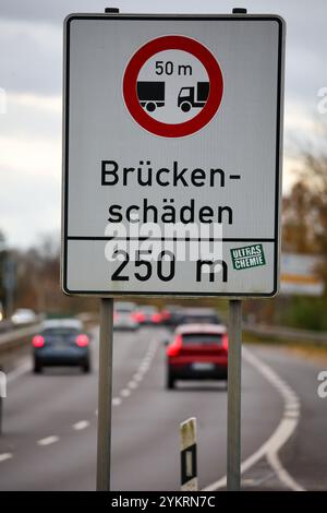 Markkleeberg, Deutschland. November 2024. Ein Schild weist auf eine Beschädigung der Brücke vor der Brücke über den Agra Park hin. Die Brücke an der Bundesstraße 2 ist eine von 19 Brücken in Sachsen, die ein ähnliches Schicksal wie die Dresdner Carola-Brücke haben könnten. Wie die Carola-Brücke, die in der Nacht des 11. September teilweise einstürzte, sind alle diese Brücken sogenannte Spannbetonbrücken aus den 1960er bis 1980er Jahren Sie enthalten „Vorspannstahl mit Risiko von Spannungsrissen“. Sie werden derzeit einer intensiven Untersuchung unterzogen. Quelle: Jan Woitas/dpa/Alamy Live News Stockfoto