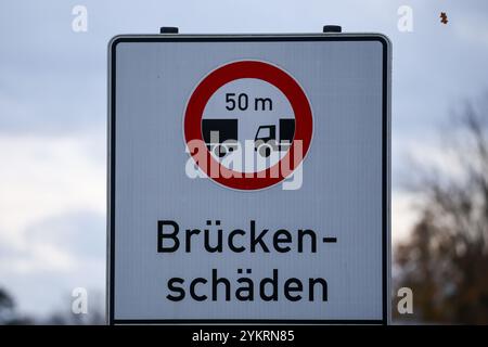 Markkleeberg, Deutschland. November 2024. Ein Schild weist auf eine Beschädigung der Brücke vor der Brücke über den Agra Park hin. Die Brücke an der Bundesstraße 2 ist eine von 19 Brücken in Sachsen, die ein ähnliches Schicksal wie die Dresdner Carola-Brücke haben könnten. Wie die Carola-Brücke, die in der Nacht des 11. September teilweise einstürzte, sind alle diese Brücken sogenannte Spannbetonbrücken aus den 1960er bis 1980er Jahren Sie enthalten „Vorspannstahl mit Risiko von Spannungsrissen“. Sie werden derzeit einer intensiven Untersuchung unterzogen. Quelle: Jan Woitas/dpa/Alamy Live News Stockfoto