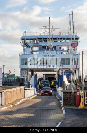 Die Wiglink isle of wight Autofähre oder Autofähre entladen in Lymington im neuen Wald, Hampshire, Großbritannien Stockfoto