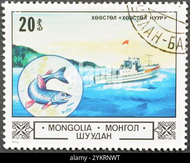 Von der Mongolei gedruckte Briefmarke, die Fisch und Boot zeigt, um 1982. Stockfoto