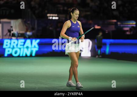 Malaga, Malaga, Spanien. November 2024. Emma Raducanu aus Großbritannien, in ihrem Spiel gegen Viktoria Hruncakova aus der Slowakei während des Billie Jean King Cup Finals 2024 - Womens Tennis (Foto: © Mathias Schulz/ZUMA Press Wire) NUR REDAKTIONELLE VERWENDUNG! Nicht für kommerzielle ZWECKE! Stockfoto