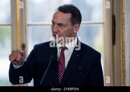 Der polnische Außenminister Radoslaw Sikorski spricht während der Pressekonferenz auf dem Treffen der europäischen Außenminister in Warschau. Am Dienstag, den 19. November, am Jahrestag des tausendsten Tages der russischen Invasion in die Ukraine, trafen sich die Außenminister der größten europäischen Länder, darunter Frankreich, Italien, Deutschland, Polen und Großbritannien (aus der Ferne) in Warschau. Der polnische Außenminister Radoslaw Sikorski hielt bei dieser Gelegenheit eine Rede über die Sicherheit in der Region. Die Leiter des Außenministeriums diskutierten über die europäische Sicherheit, Verteidigung und militärische Unterstützung für die Ukraine Stockfoto