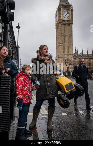 London, Großbritannien, 19. November. Ein großer Protest der britischen Bauern fand in Whitehall und am Parliament Square statt. Mit Rednern wie Jeremy Clarkson, dem Farmer und tv-Persönlichkeit, kamen Kinder, die winzige Trettraktoren auf dem Parliament Square fuhren, um die Ungerechtigkeit der neuen Vorschläge von Labour zur Erbschaftssteuer hervorzuheben. (Tennessee Jones - Alamy Live News) Stockfoto