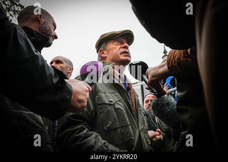 London, Großbritannien. November 2024. Nigel Farage, Vorsitzender der Reformpartei, bei der Veranstaltung. Eine große Gruppe landwirtschaftlicher Kinder auf Spielzeugtraktoren führt den Weg zu einer Prozession um den Parlamentsplatz. Bauern, ihre Familien und Unterstützer protestieren im Zentrum Londons gegen Pläne zur Einführung der Erbschaftssteuer für Landwirte. Quelle: Imageplotter/Alamy Live News Stockfoto