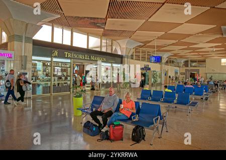 Internationale Abfluglounge am internationalen Flughafen Agadir Al-Massira in Agadir, Südwest-Marokko. Stockfoto